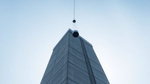 Turn de beton cu o greutate suspendată, generând energie.